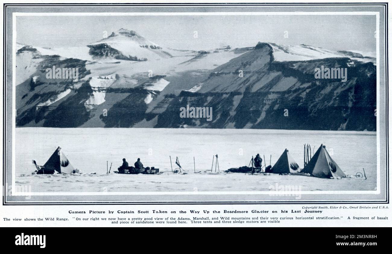 Das Foto wurde von Kapitän Scott während der unglücklichen Polarexpedition zum Südpol in den Jahren 1910 - 1912 aufgenommen und zeigt Zelte auf dem Weg zum Beardmore-Gletscher. Die Wild Range umfasst die Adams, Marshall und Wild Mountains mit ihrer horizontalen Schichtung als Hintergrund. Datum: 1913 Stockfoto