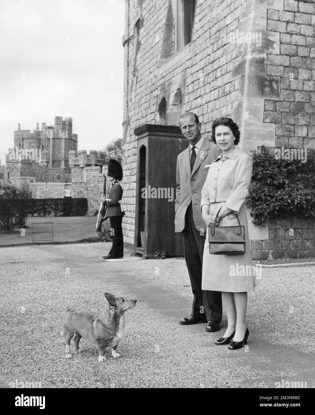 Königin Elizabeth II. Und Prinz Philip, Herzog von Edinburgh, wurden im Juni 1959 in der Nähe des King George IV. Tors in Windsor Castle fotografiert. Datum: 1959 Stockfoto