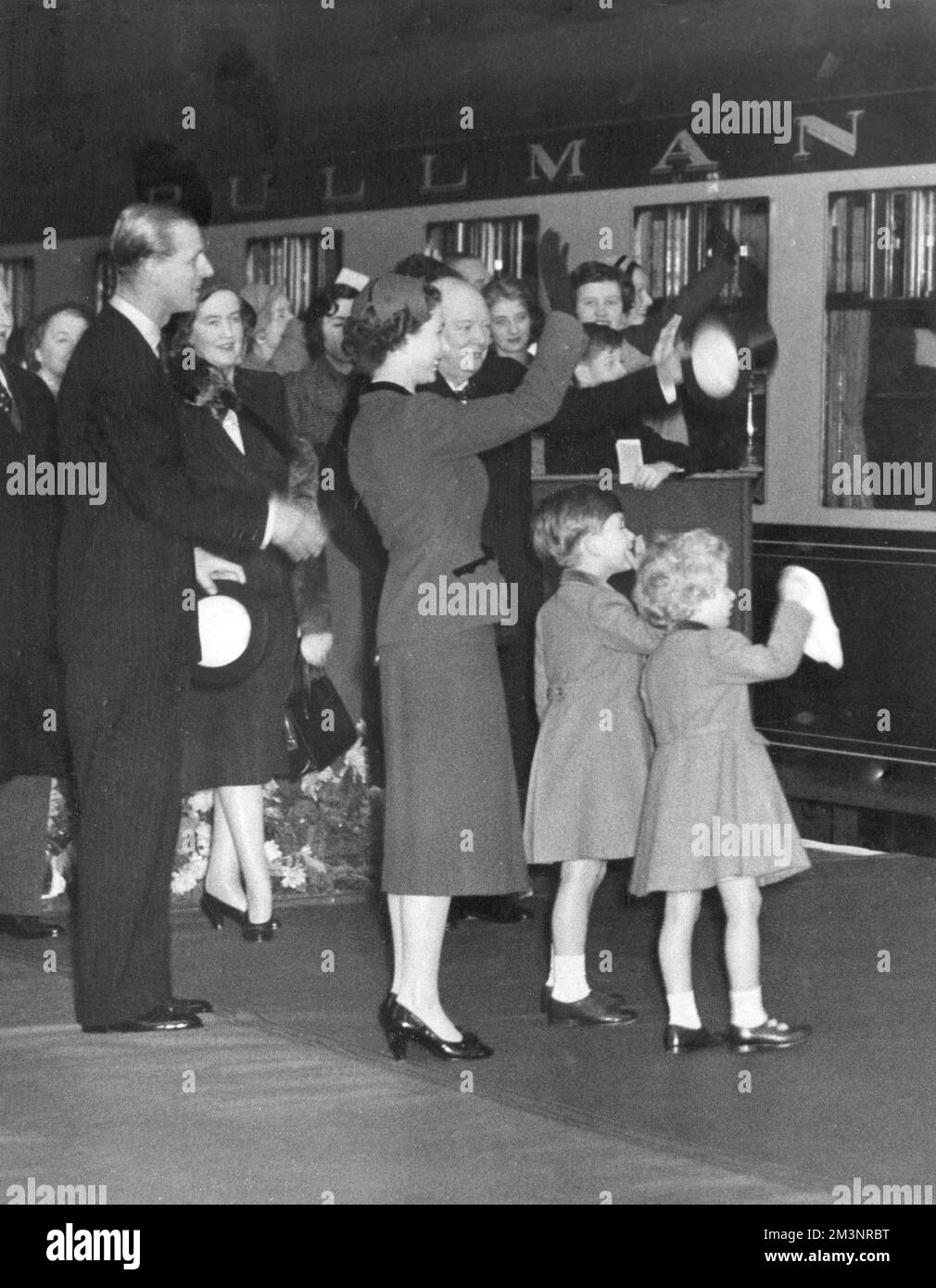 Königliche Familie winkt Queen Mother in Waterloo ab Stockfoto