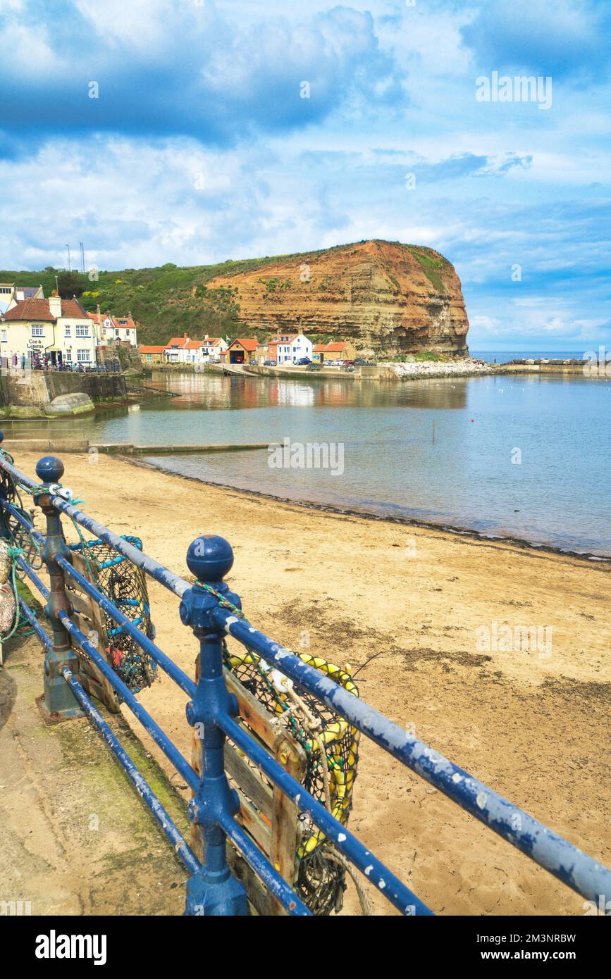 Staithes Hafen, Strand und Klippen vom Strand bei Flut. North Yorkshire, England, Großbritannien Stockfoto