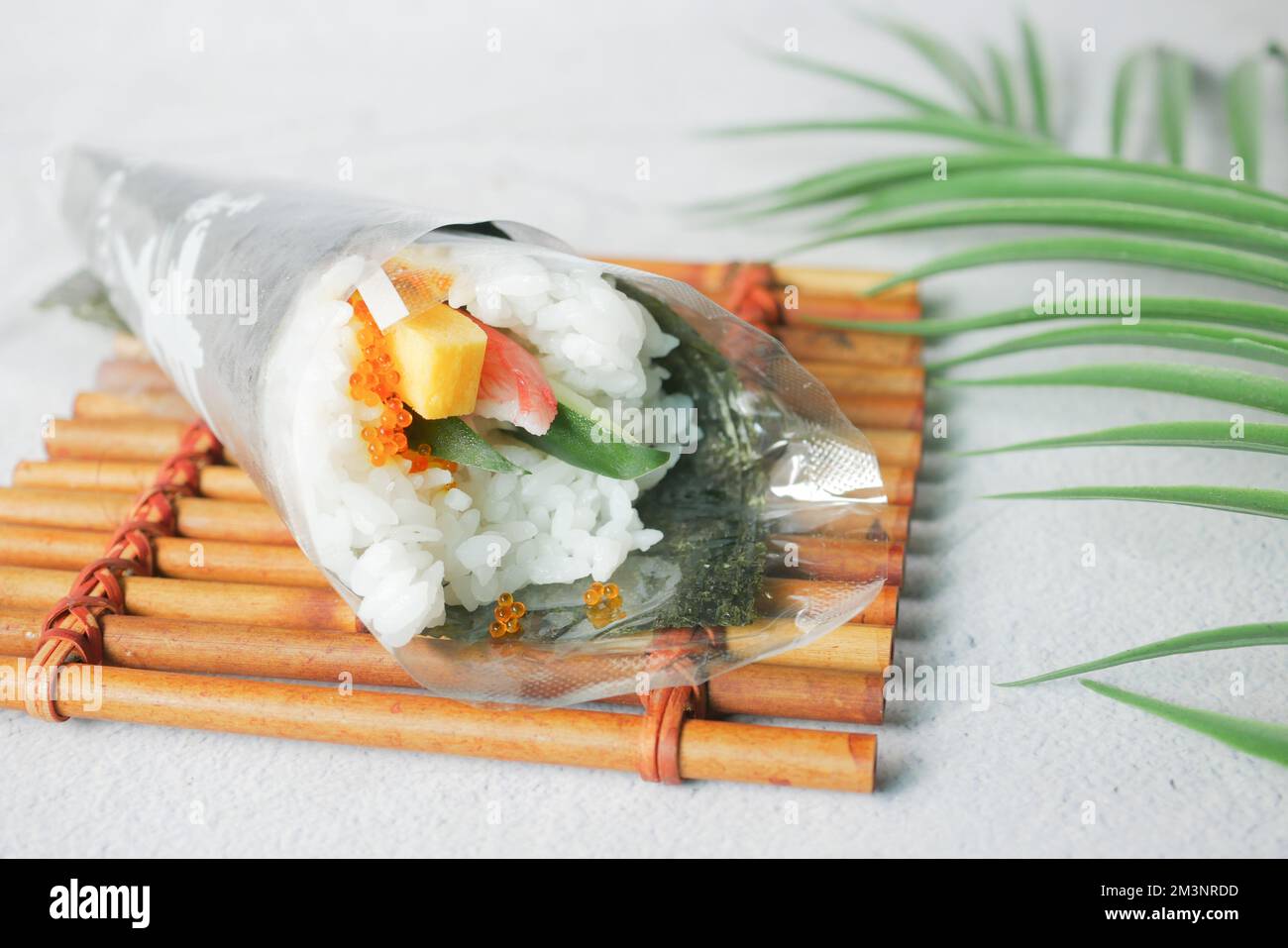 Thunfisch-Sushi auf dem Teller mit Essstäbchen auf dem Tisch Stockfoto