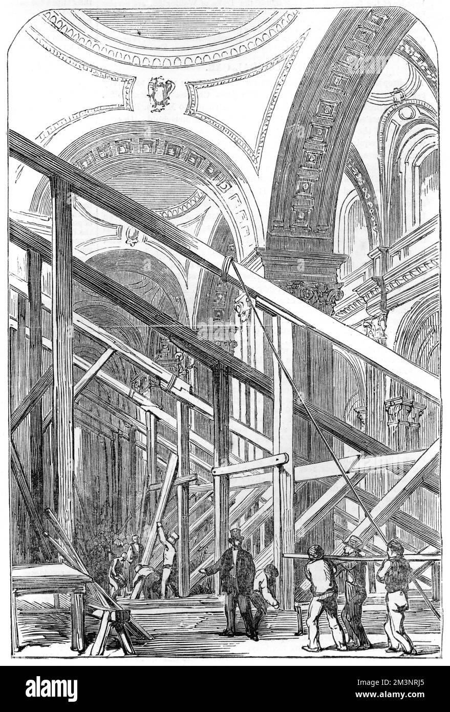 Der Blick auf den Südgang in der St Paul's Cathedral, während die Vorbereitungen für die Beerdigung des Herzogs von Wellington beginnen. Datum: 1852 Stockfoto