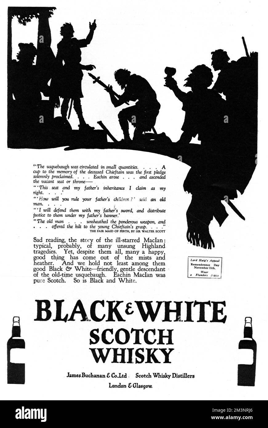 Werbung für Black &amp; White Scotch Whisky, mit einer feinen Silhouette von Eachin MacIan, der sein Erbe als Highland Chieftain übernimmt. Ein alter Mann, gerührt von seinen edlen Worten, bietet MacIan seine Klinge. Die Silhouette wird begleitet von einem Text von Sir Walter Scott, der die Szene beschreibt. Datum: 1927 Stockfoto