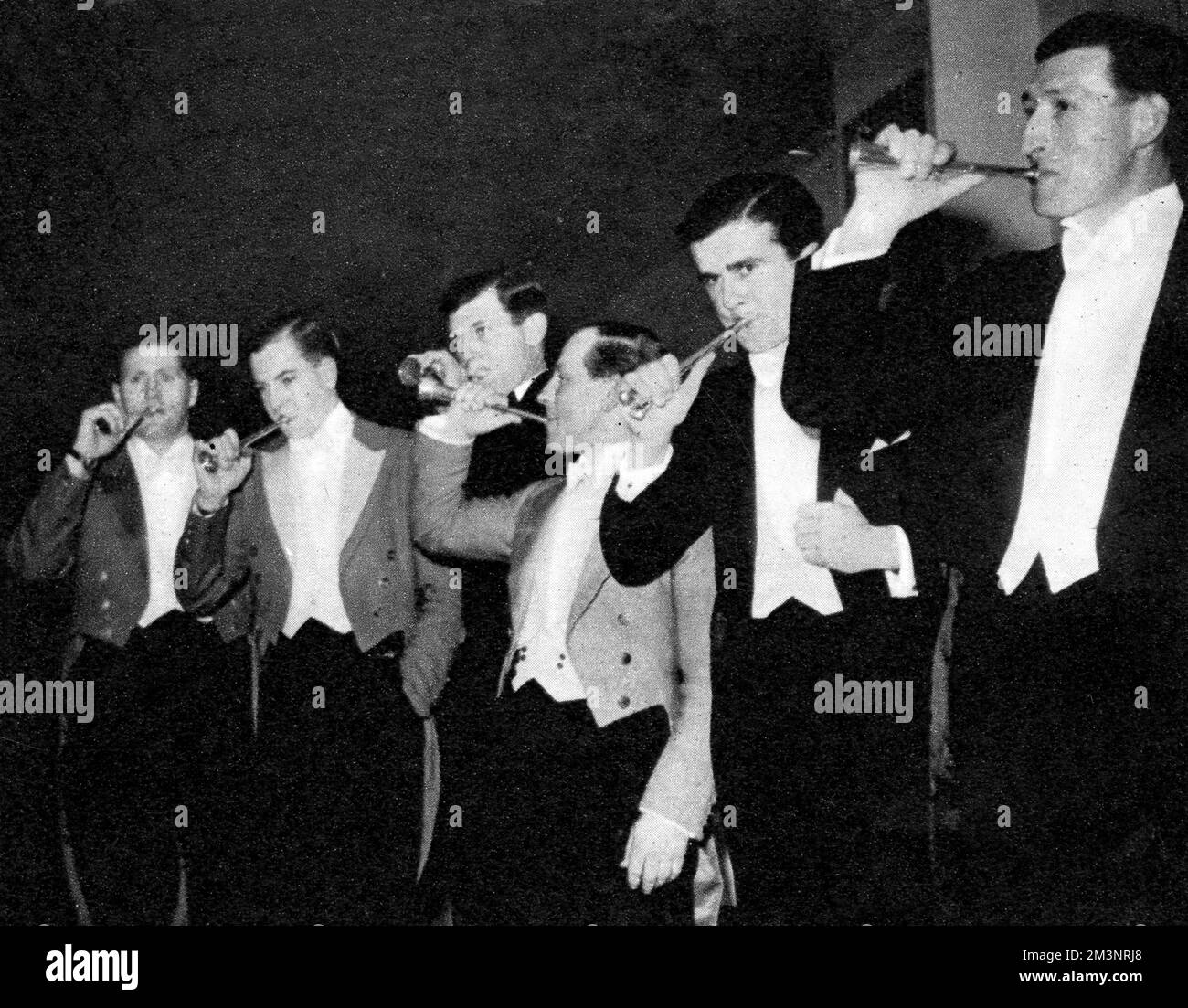 Die Teilnehmer Proben beim Jagdhornwettbewerb beim Pferde- und Hound-Ball im Grosvenor House in London. Datum: 1951 Stockfoto