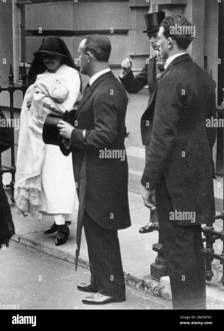 Prinzessin Elizabeth von York (Königin Elizabeth II.) wird zu einer wartenden Kutsche für ihre Taufe getragen, die am 29.. Mai 1926 in der Private Chapel im Buckingham Palace stattfand. Datum: 1926 Stockfoto