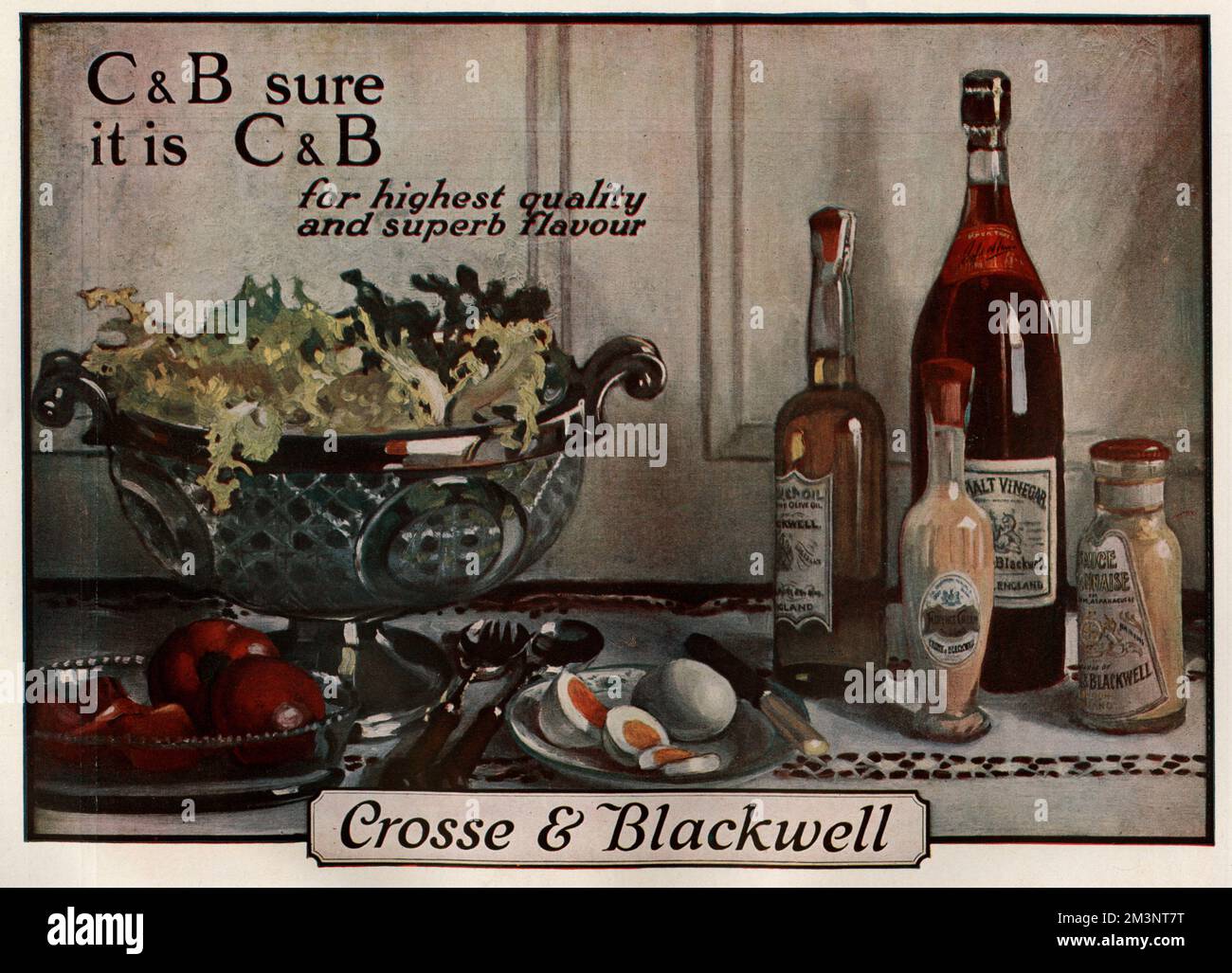 Eine Auswahl an Kondementen, hauptsächlich die Flaschen mit Essig und Öl, hergestellt von Crosse und Blackwell, die Abbildung zeigt auch verschiedene Zutaten eines Salats wie Tomaten und Letteuce sowie gehackte Eier Stockfoto