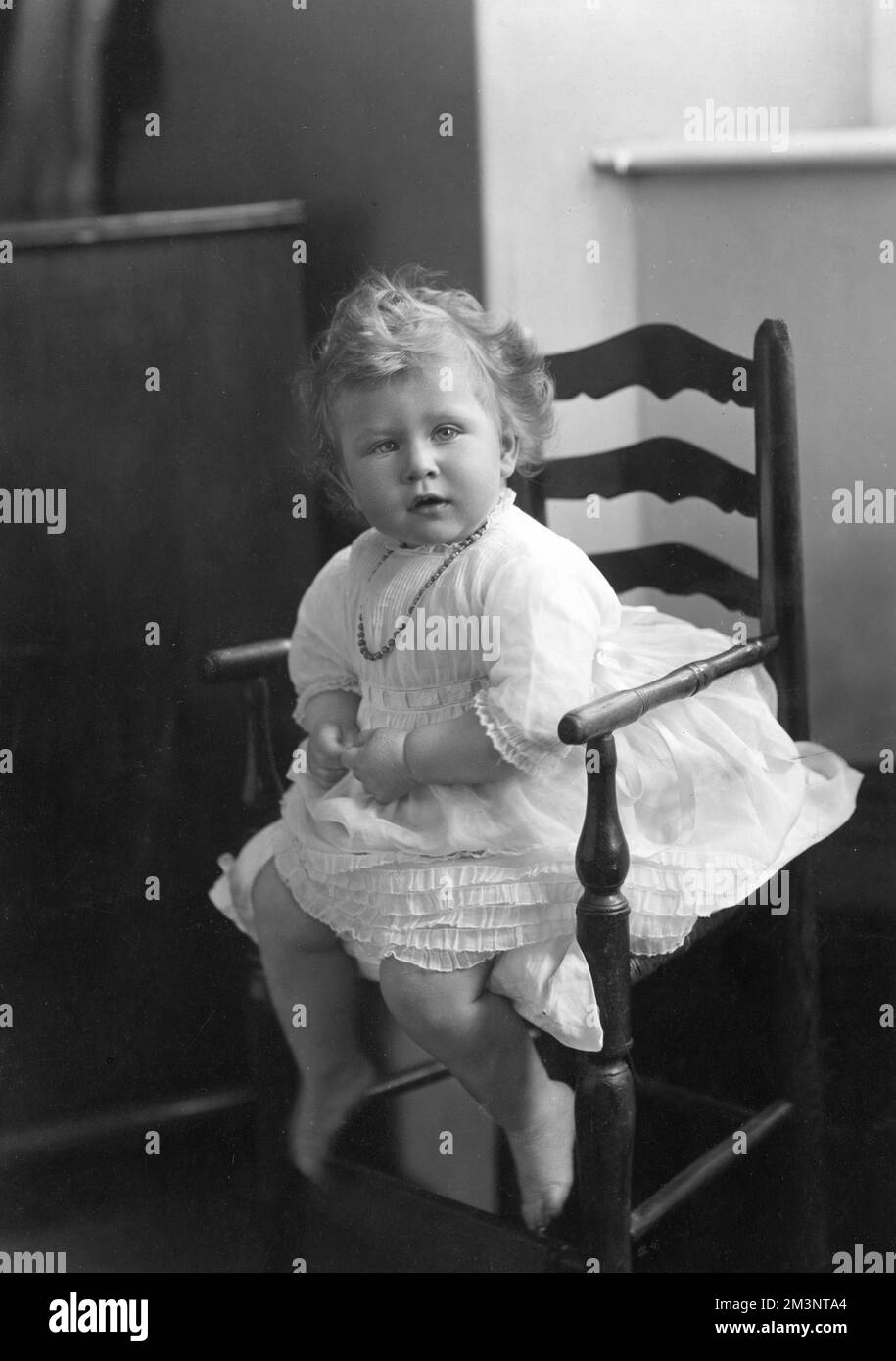Prinzessin Elizabeth von York (jetzt Königin Elizabeth II) im Juni 1927 im Alter von 14 Monaten aufgenommen. Datum: 1927 Stockfoto