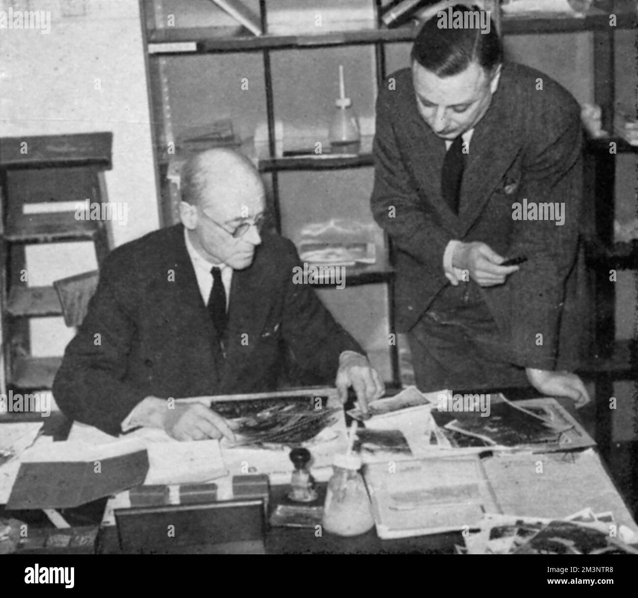 Geschwaderführer Elsdon auf der linken Seite, zensiert Fotos im Senatsgebäude der London University während der ersten Wochen des Zweiten Weltkriegs Datum: 1939 Stockfoto