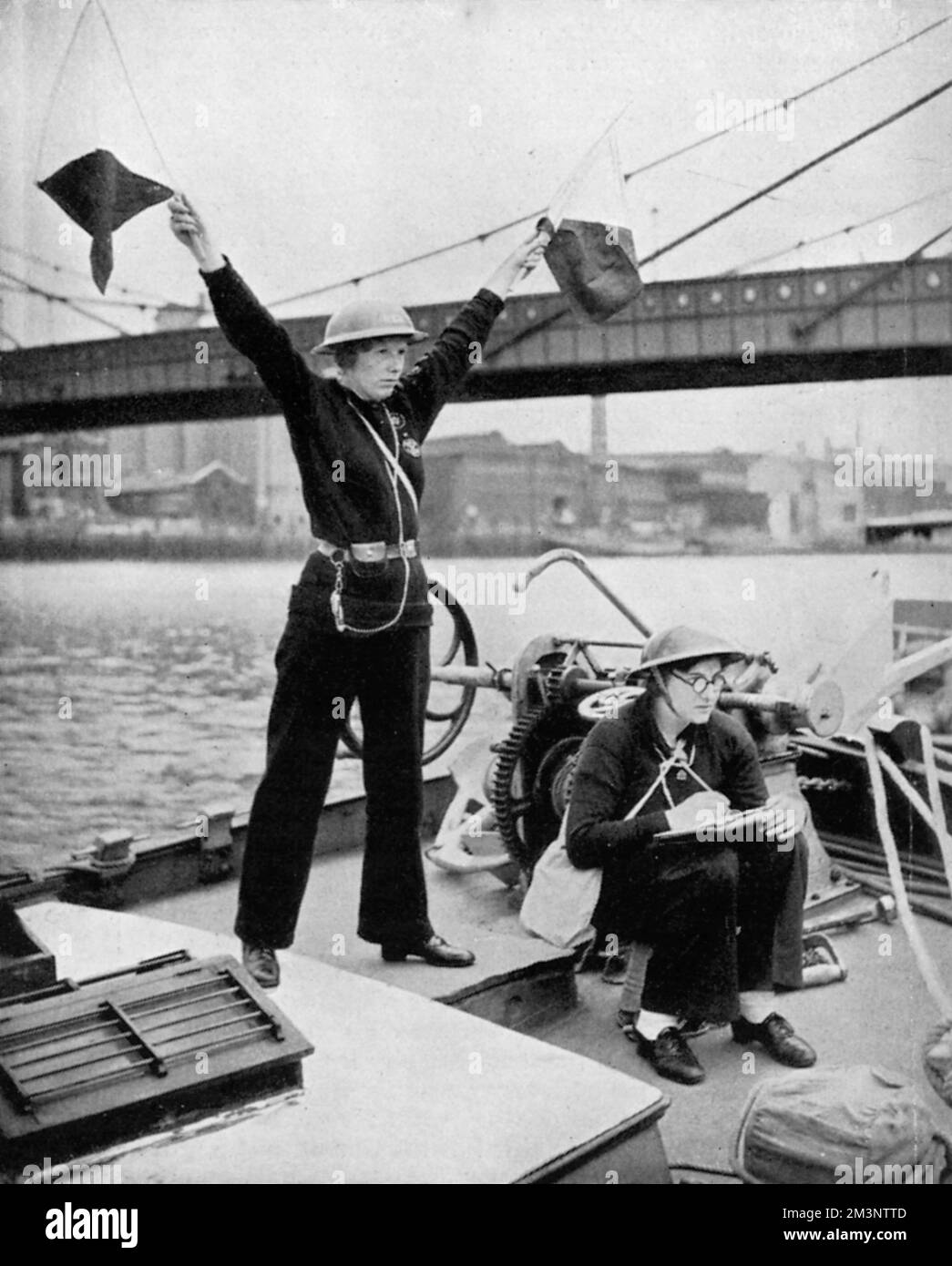 Sea Ranger Mädchen, die während des Zweiten Weltkriegs Teil des River Emergency Service waren, sahen ihre Flagge, die Signale in Aktion setzte. Datum: 1939 Stockfoto