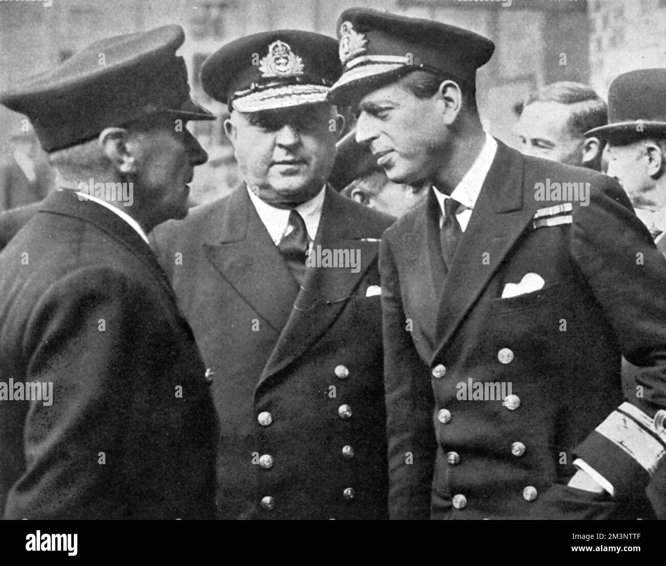 Prinz George, Herzog von Kent (1900 - 1940), auf einer Führung durch Marineschiffbauten im Norden während des Zweiten Weltkriegs. Hier ist ein Gespräch mit einem der Beamten zu sehen, die während seiner Tour getroffen wurden, wobei Konteradmiral Wellwood Maxwell anwesend war. Datum: 1939 Stockfoto