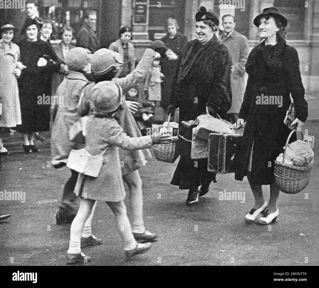Szene, in der 1000 Eltern aus Tottenham mit dem Bus ihre evakuierten Kinder in Saffon Walden in Essex sahen. Das Bild zeigt das Treffen einiger Kinder und ihrer Eltern vor dem Rathaus. Datum: 1939 Stockfoto