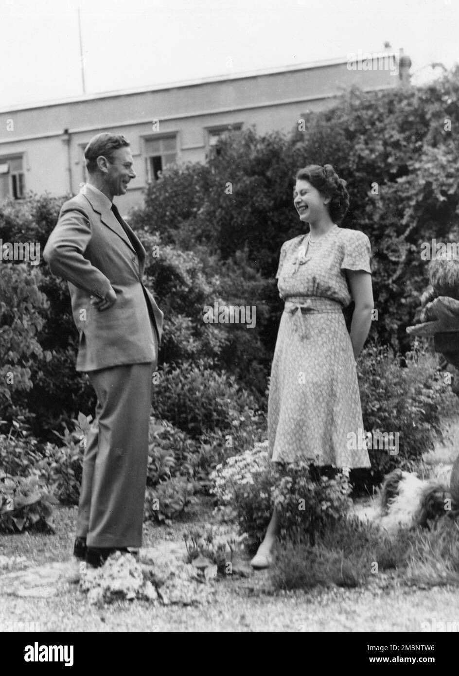 König George VI (1896 - 1952) erzählt einen Witz mit seiner älteren Tochter Prinzessin Elizabeth (Königin Elizabeth II). Datum: 1946 Stockfoto