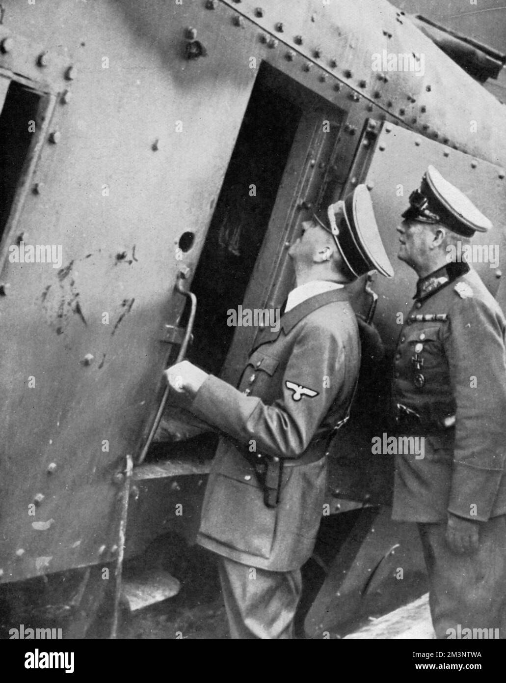 Adolf Hitler und General Keitel, beide in Militäruniform, inspizieren einen stark gepanzerten Zug, der von Polen während der Invasion in Polen im September 1939 völlig entgleist wurde. Datum: 1939 Stockfoto