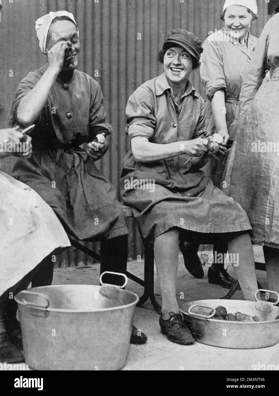 Ein fröhlicher Moment beim Schälen von Zwiebeln mit den neuen Armeeköchen in einer Kochschule der Armee im Süden Englands in den ersten Wochen des Zweiten Weltkriegs Datum: 1939 Stockfoto