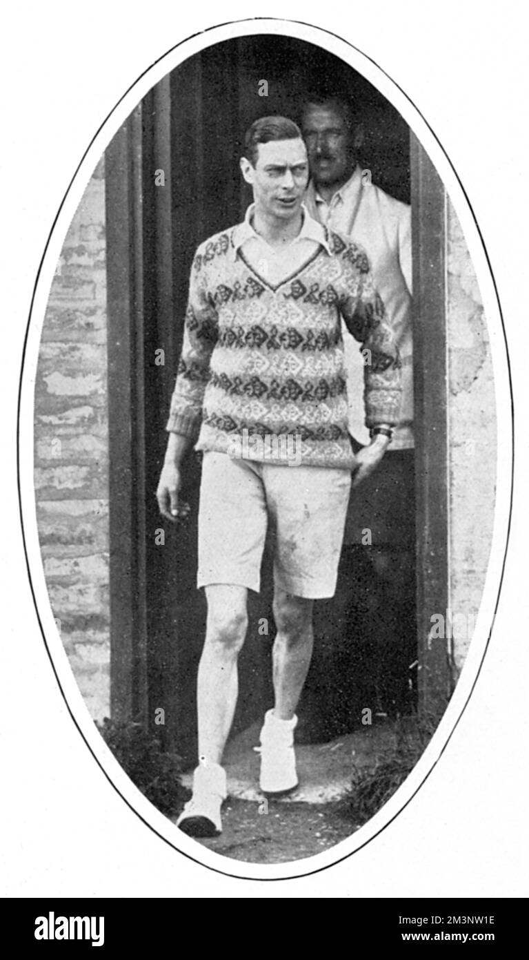 Der Herzog von York (später König George VI.) fotografierte ihn in Shorts und einem ziemlich fröhlichen Pullover mit V-Ausschnitt und verließ GHQ bei einem Besuch des jährlichen Sommerlagers in Jesson bei New Romney, wo 480 Jungen im Camp waren. Datum: 1927 Stockfoto