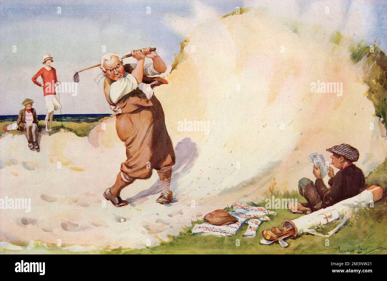 Ein junger Caddy ruht sich aus, während ein Golfer beharrlich (und mit zunehmender Wut) versucht, den Ball aus einem sandigen Bunker zu holen. Datum: 1927 Stockfoto