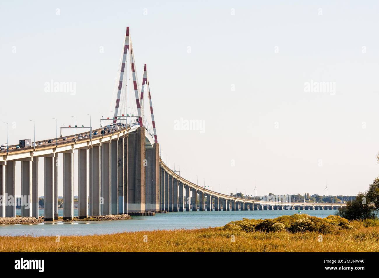 Die Saint-Nazaire-Brücke ist eine Seilbahnbrücke über die Mündung der Loire in Frankreich, zwischen Saint-Nazaire und Saint-Brevin-les-Pins. Stockfoto