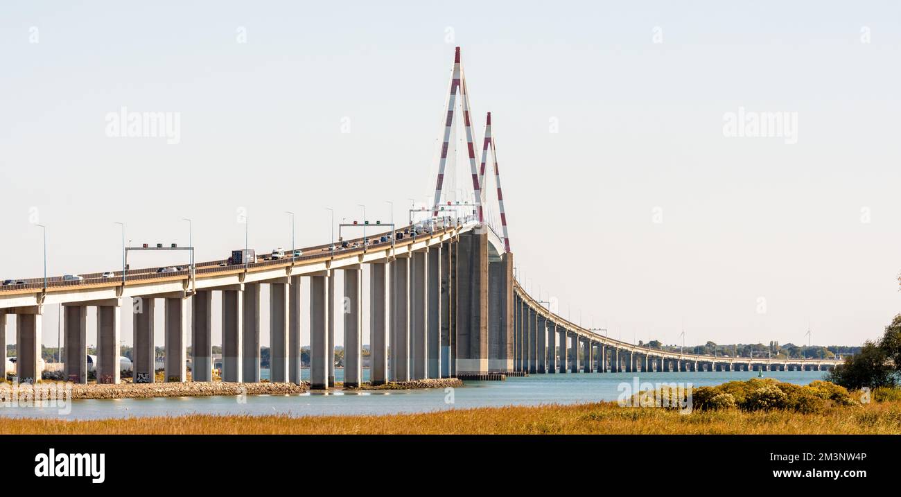 Die Saint-Nazaire-Brücke ist eine Seilbahnbrücke über die Mündung der Loire in Frankreich, zwischen Saint-Nazaire und Saint-Brevin-les-Pins. Stockfoto