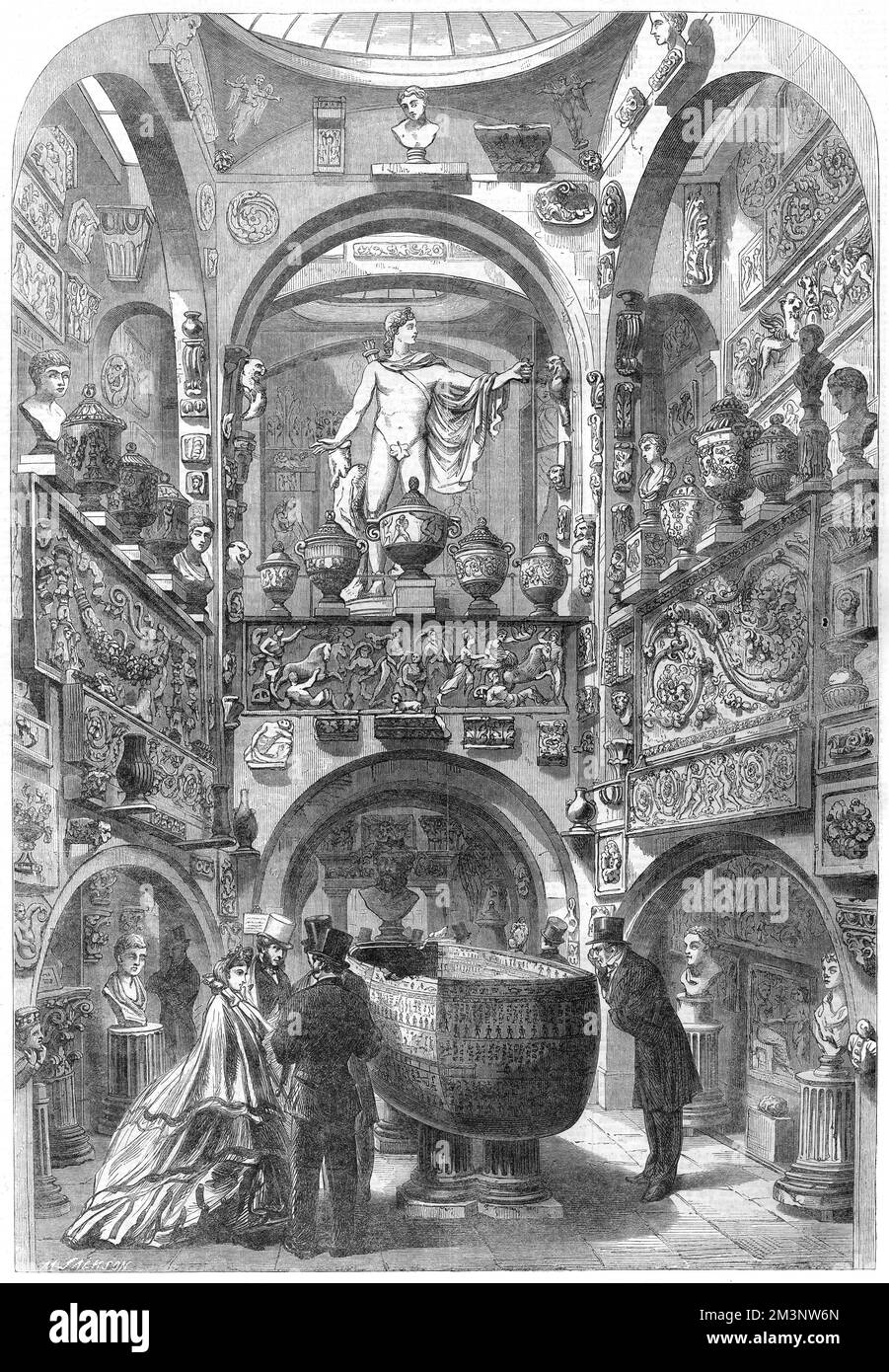 Sir John Soanes Museum im Lincoln Inn Fields, 1864. Viktorianische Besucher bewundern den Sarkophag von Seti I, während ein Apollo Belvedere mit Feigenblatt von oben blickt. Datum: 1864 Stockfoto