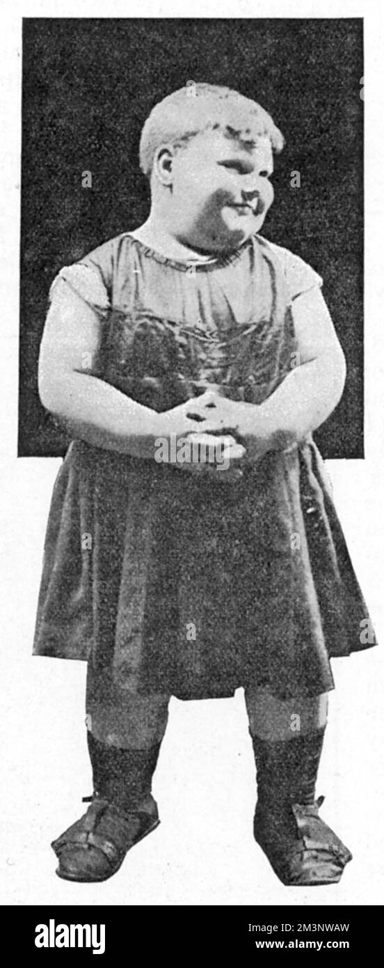 John Trundley, oder manchmal Trunley (1898 - 1944), bekannt als der fette Junge von Peckham, erscheint 1903 im Tatler Magazin, als er fünf Jahre alt war und bereits 10 Stein wog, 4lb. Da er nicht zur Schule laufen konnte, schlug der Londoner County Council vor, eine Straßenbahn zu betreiben, und zwar weitere 400 Meter bis zur Reddin's School, damit John eine Ausbildung erhalten konnte, eine Entscheidung, die von Lord Northcliffe kritisiert wurde. Trundle lebte im Erwachsenenalter, heiratete und hatte Kinder, starb aber 1944 bei einem Luftangriff. Datum: 1903 Stockfoto