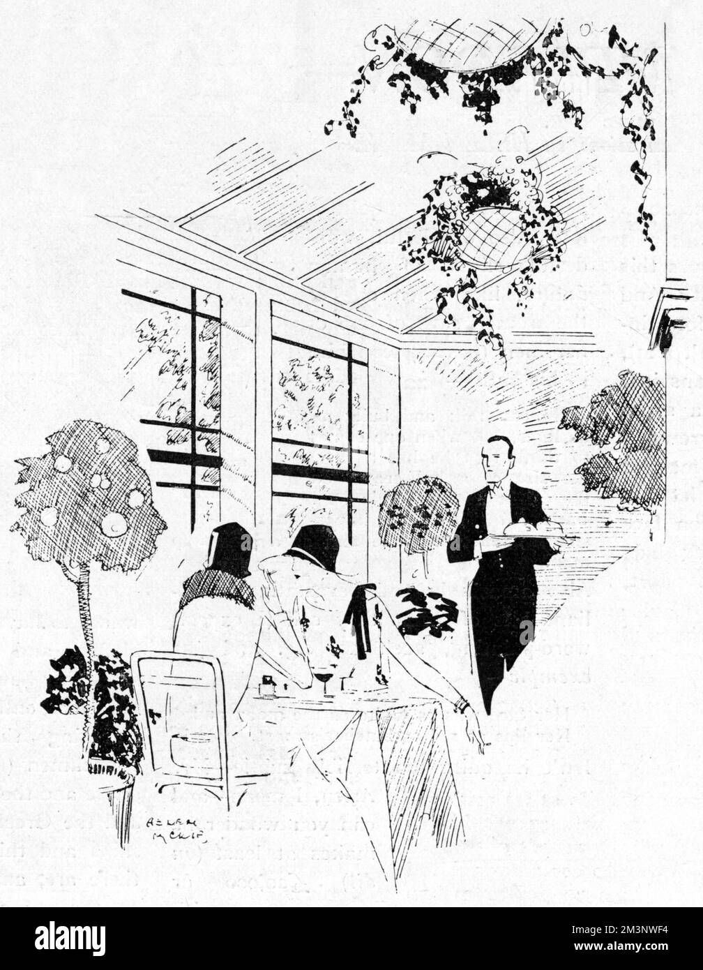 Szene im Ladies Army and Navy Club, in St. James's Place mit Blick auf den Green Park mit einem eigenen Garten und einem Speiselokal auf dem Balkon, hier mit einem Kellner, der sich um zwei elegant gekleidete Frauen kümmert. Datum: 1927 Stockfoto