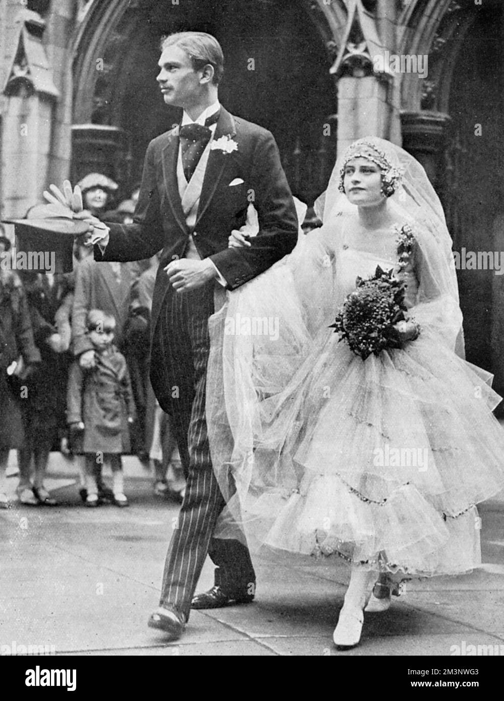 Ein sehr großer Bräutigam, Herr William Greville Worthington (1903 - 1942), mit seiner wesentlich kürzeren Braut, Miss Mary Diana Duncombe (1905 - 1943), nach ihrer Hochzeit in St. Margaret's, Westminster am 31. Mai 1927. Das Paar hatte vier Kinder, die sich aber 1942 scheiden ließen. Im selben Jahr wurde Worthington von einer Wache erschossen, nachdem er nicht gehört hatte, dass er gebeten wurde, sich zu identifizieren. Im Oktober darauf beging seine Exfrau Diana Selbstmord. Datum: 1927 Stockfoto