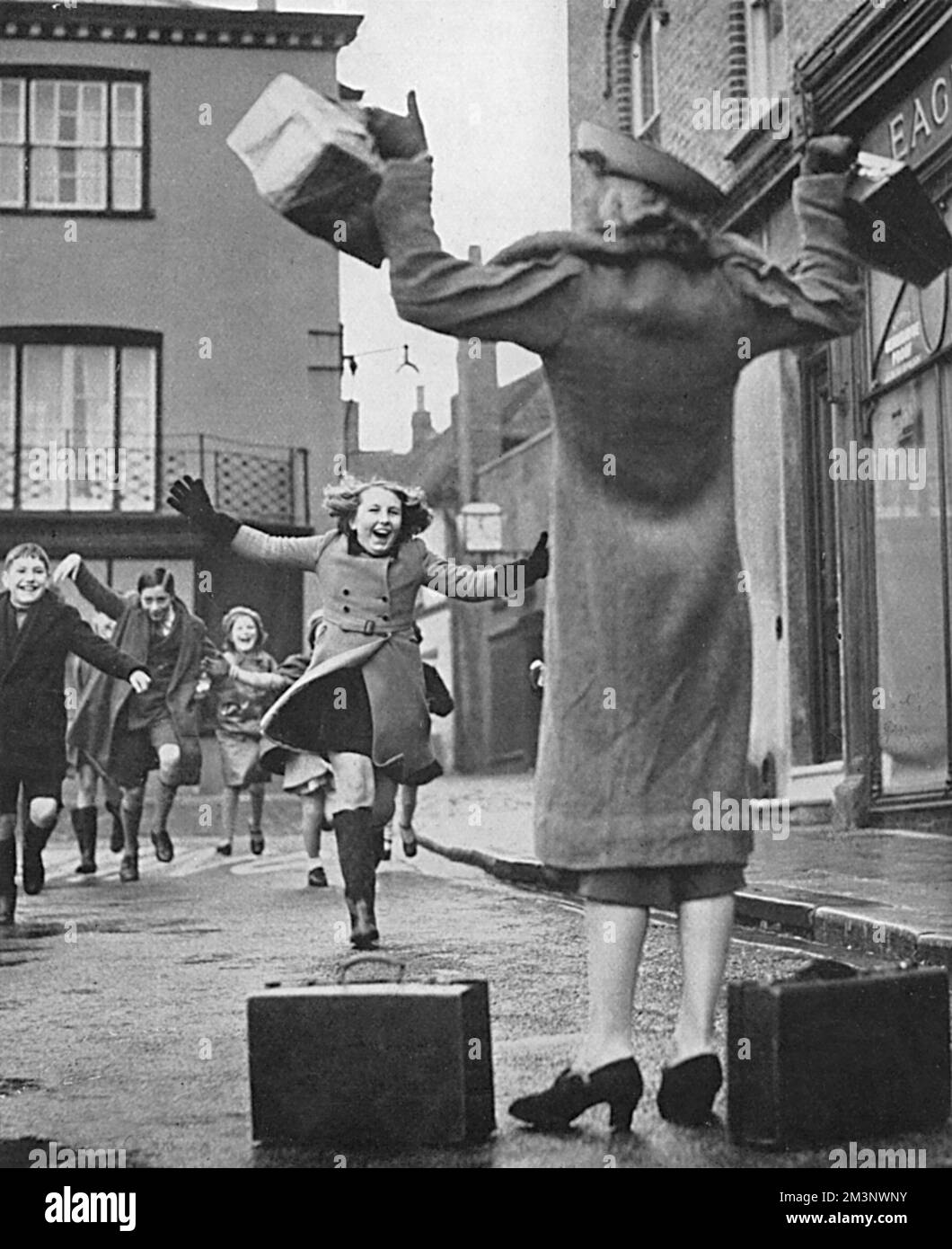 Ein kleines Mädchen, ein evakuiertes Mädchen in einem Sussex-Dorf, läuft auf wundervolle Weise auf ihre Mutter zu, die ihre Tochter auf einer Busreise von Peckham, Südost-London, besucht hat. Datum: 1939 Stockfoto