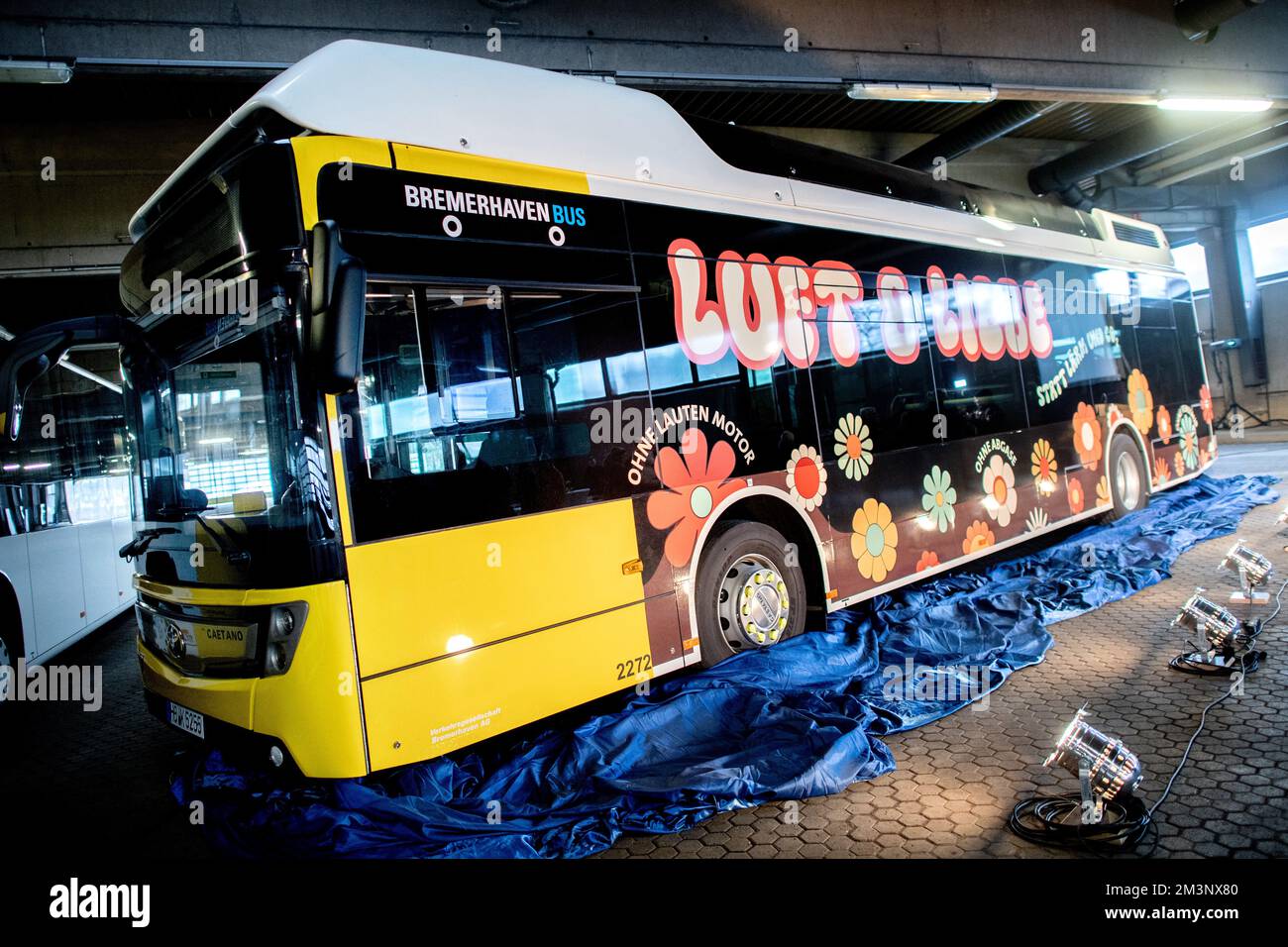 Bremerhaven, Deutschland. 16.. Dezember 2022. Die Aufschrift „Luft & Liebe“ („Air & Love“) ist an einem neuen Wasserstoffbus der Verkehrsgesellschaft Bremerhaven AG angebracht, der zuvor auf einer Presseveranstaltung vorgestellt wurde. In den kommenden Wochen werden die drei neuen Busse auf Strecken in der Stadt eingesetzt, und die Flotte soll im nächsten Jahr erweitert werden. Kredit: Hauke-Christian Dittrich/dpa/Alamy Live News Stockfoto
