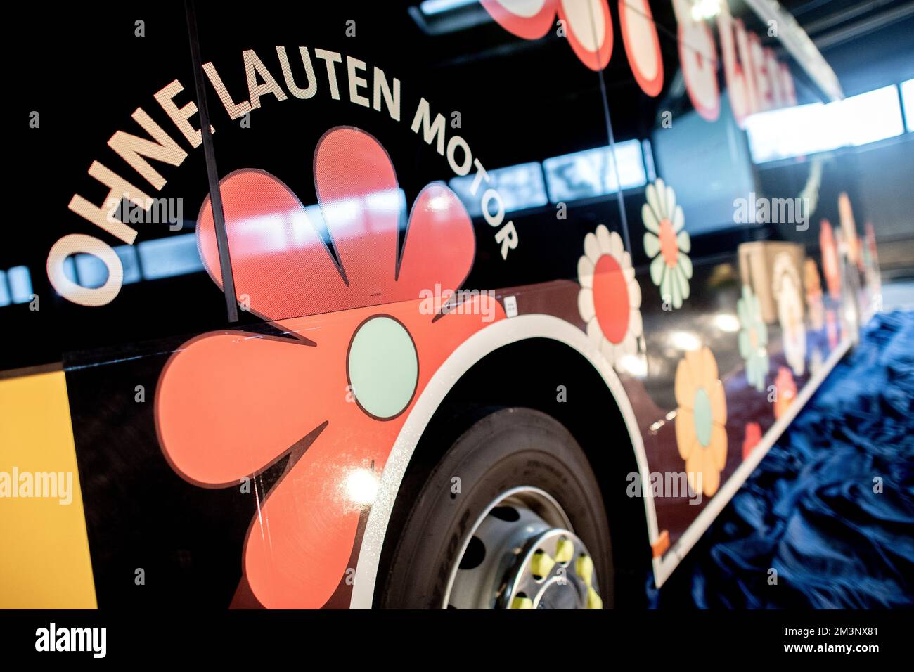 Bremerhaven, Deutschland. 16.. Dezember 2022. Die Aufschrift „ohne lauten Motor“ ist auf einem neuen Wasserstoffbus der Verkehrsgesellschaft Bremerhaven AG aufgeklebt, der zuvor auf einer Presseveranstaltung vorgestellt wurde. In den kommenden Wochen werden die drei neuen Busse auf Strecken in der Stadt eingesetzt, und die Flotte soll im nächsten Jahr erweitert werden. Kredit: Hauke-Christian Dittrich/dpa/Alamy Live News Stockfoto