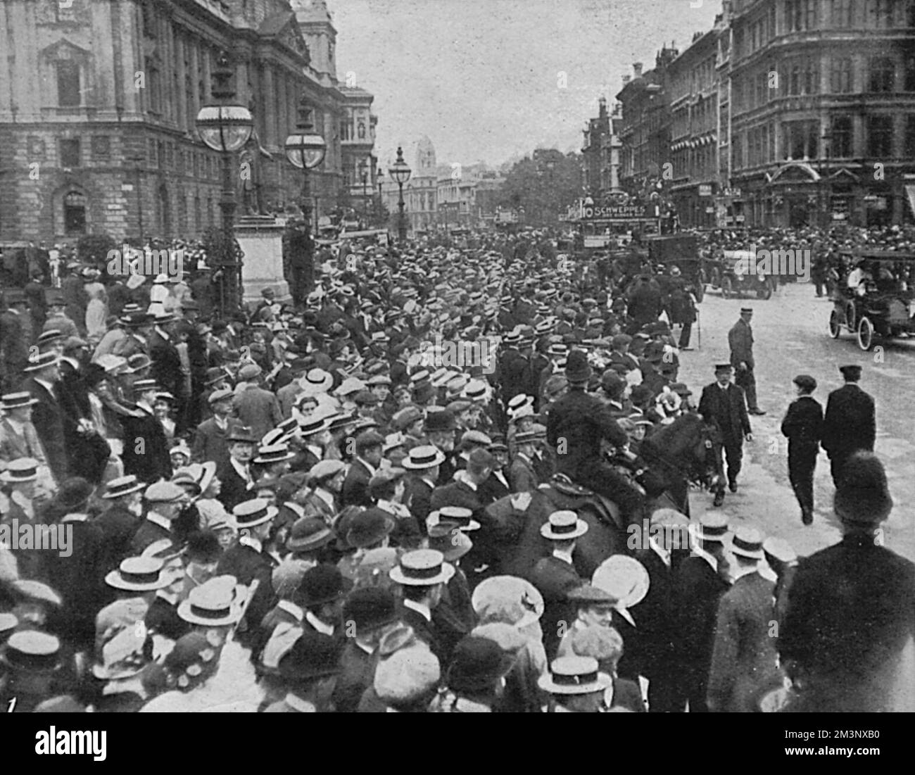 Londoner Publikum in Whitehall Stockfoto