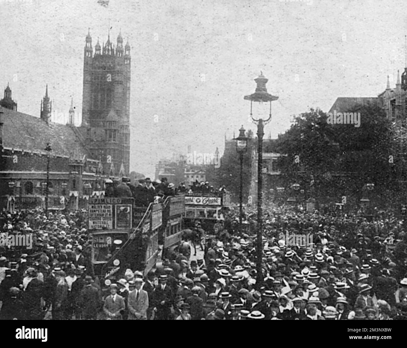 Londoner Menschenmenge in der Nähe des Parlaments Stockfoto