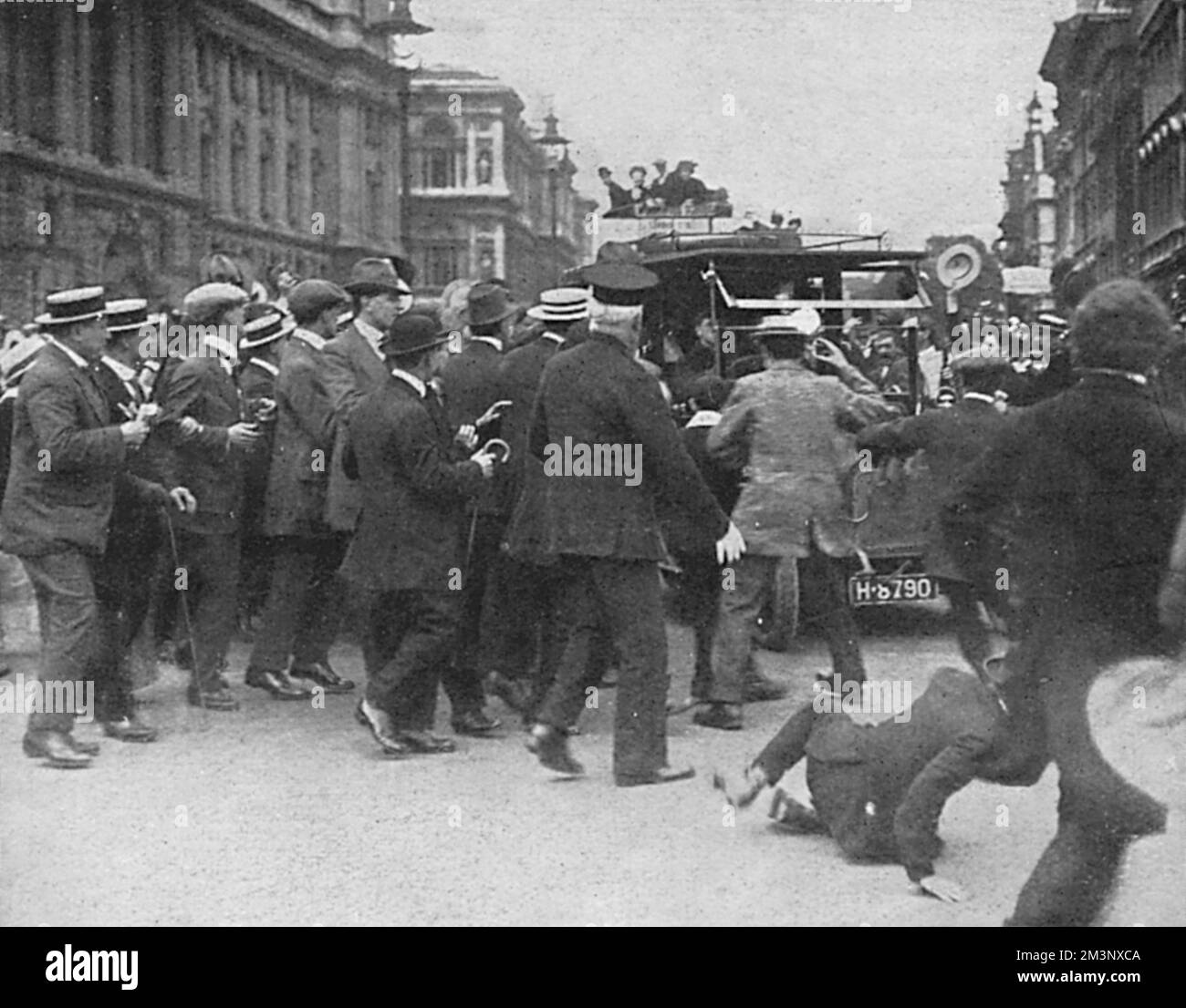 Die Londoner Zuschauer jubeln Asquith an Stockfoto