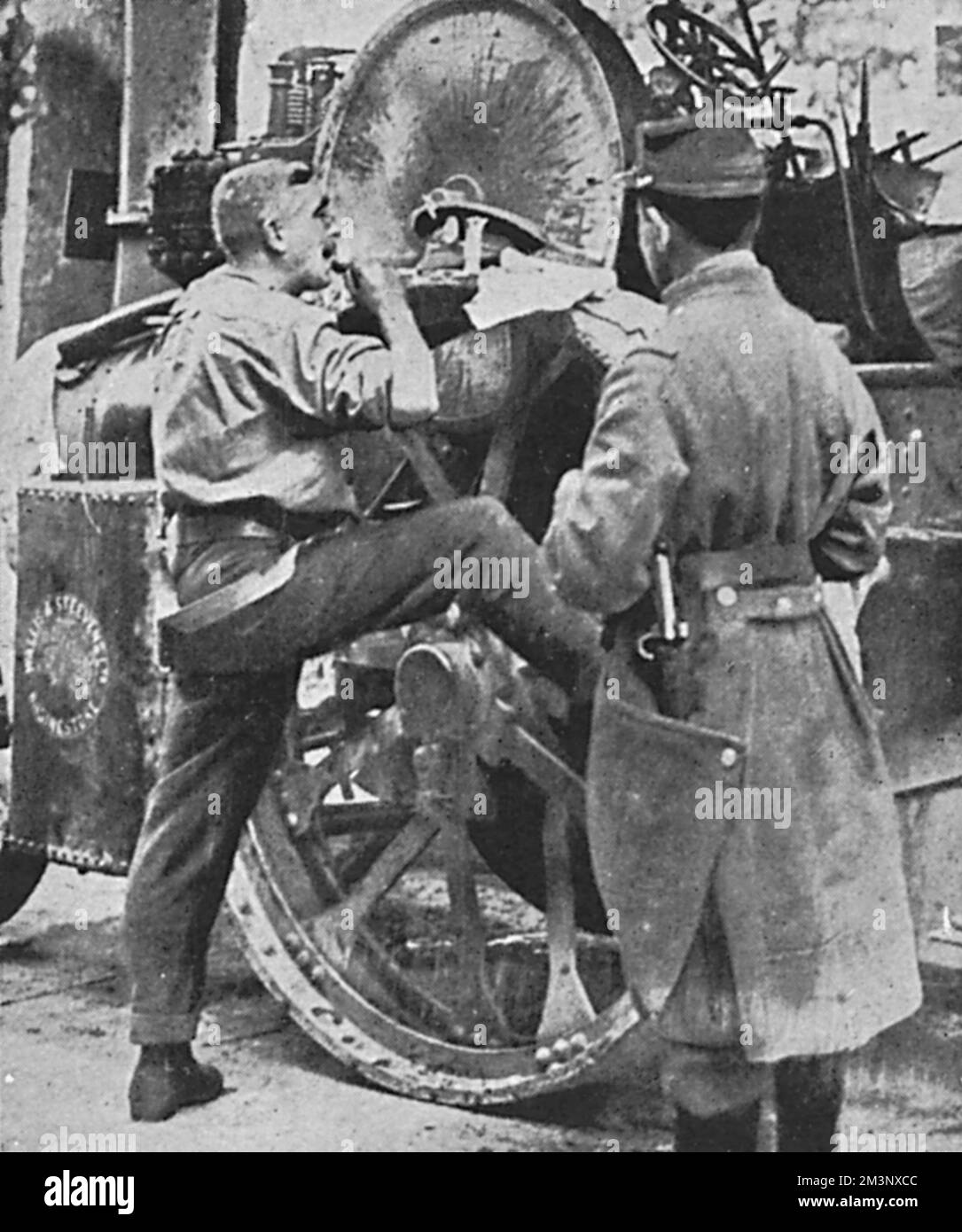 Ein Soldat der britischen Expeditionstruppe, der in Boulogne angekommen ist, wird beim Rasieren von einem französischen Kameraden beobachtet. August 1914 Stockfoto