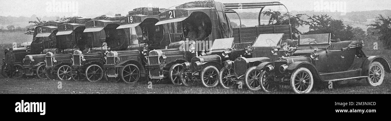 Lastkraftwagen und Pkw, die zur Beförderung von Lagerausrüstung der britischen Expeditionstruppe verwendet wurden, die die Truppe von England nach Boulogne begleitete, ihrem ursprünglichen Anlegepunkt in Frankreich. Datum: August 1914 Stockfoto