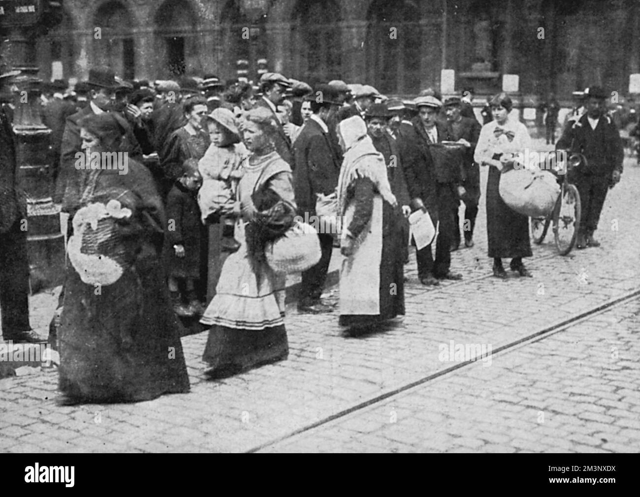 Belgische Flüchtlinge kommen aus dem Land nach Brüssel und fliehen vor dem deutschen Vormarsch. August 1914 Stockfoto