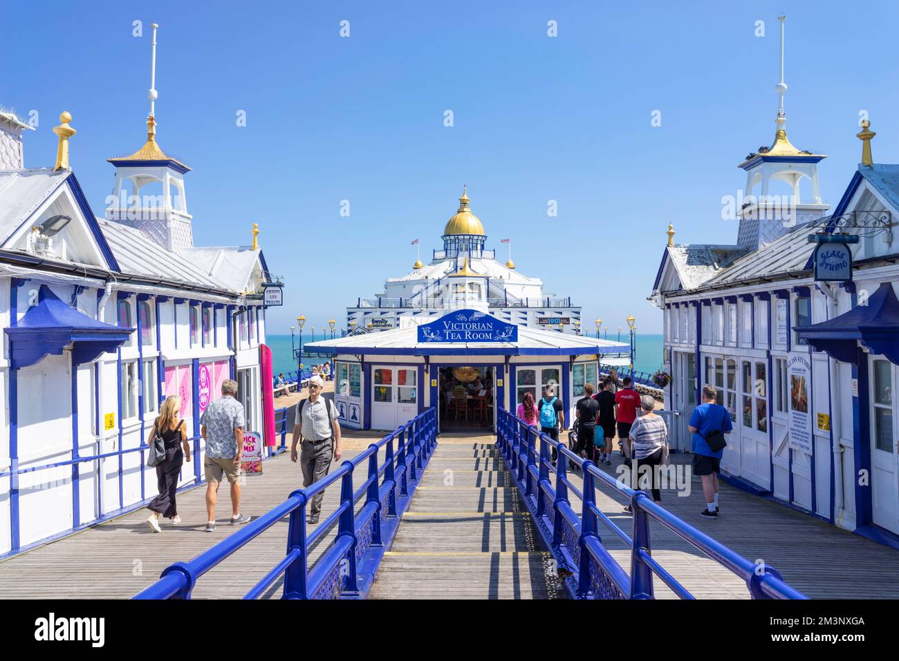 Eastbourne East Sussex Eastbourne Pier Eastbourne Pier Tearooms am Pier und Souvenirläden Eastbourne East Sussex England GB Europa Stockfoto