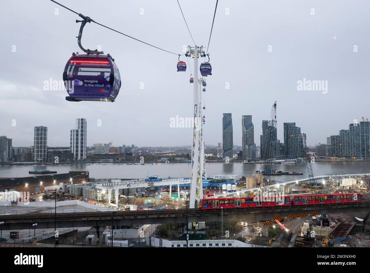 Die Londoner Seilbahn, auch als IFS Cloud Cable Car bekannt, verkehrt auf der anderen Seite der Themse in Greenwich. Aufnahme am 27.. November 2022. © Belinda Jiao jiao. Stockfoto