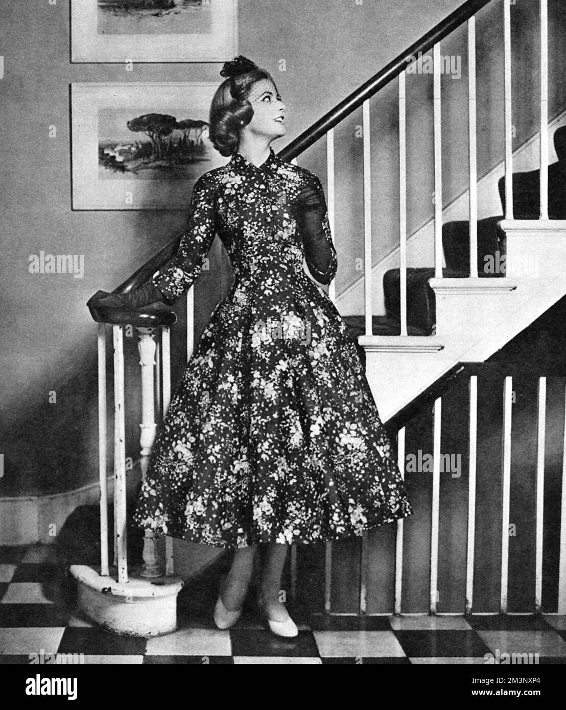 Ein Kleid und eine „Monkey“-Jacke von California Cottons in reiner, dunkelgrüner Seide mit blassen Blumen. Das Kleid ist ärmellos und „wäre perfekt für Cocktailpartys.“ Datum: 1957 Stockfoto