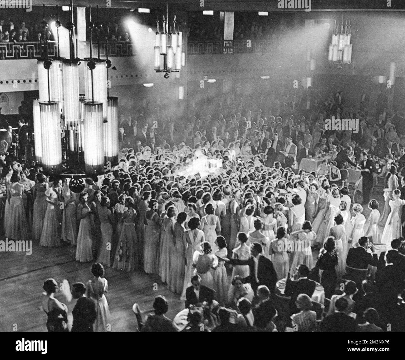 Der Kuchen, der bei Queen Charlottes Ball, 1938, umringt wurde Stockfoto