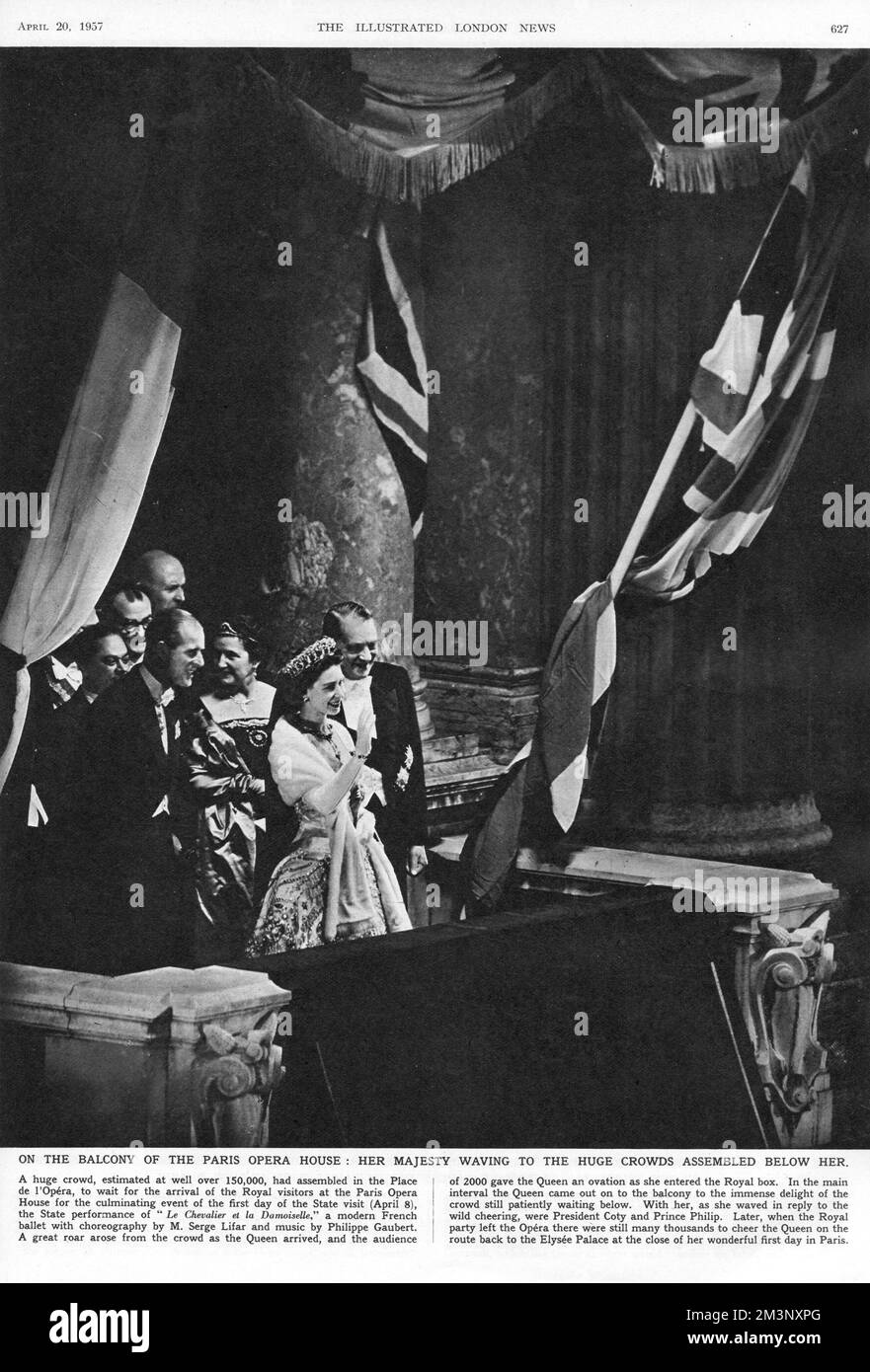 Königin Elizabeth II. Winkt zu riesigen Menschenmassen, die sich unten von einem Balkon des Pariser Opernhauses versammelten, begleitet vom Herzog von Edinburgh und Präsident Coty (rechts). Der Besuch des Opernhauses war der Höhepunkt des ersten Tages des Staatsbesuchs in der französischen Hauptstadt. 8. April 1957 Stockfoto