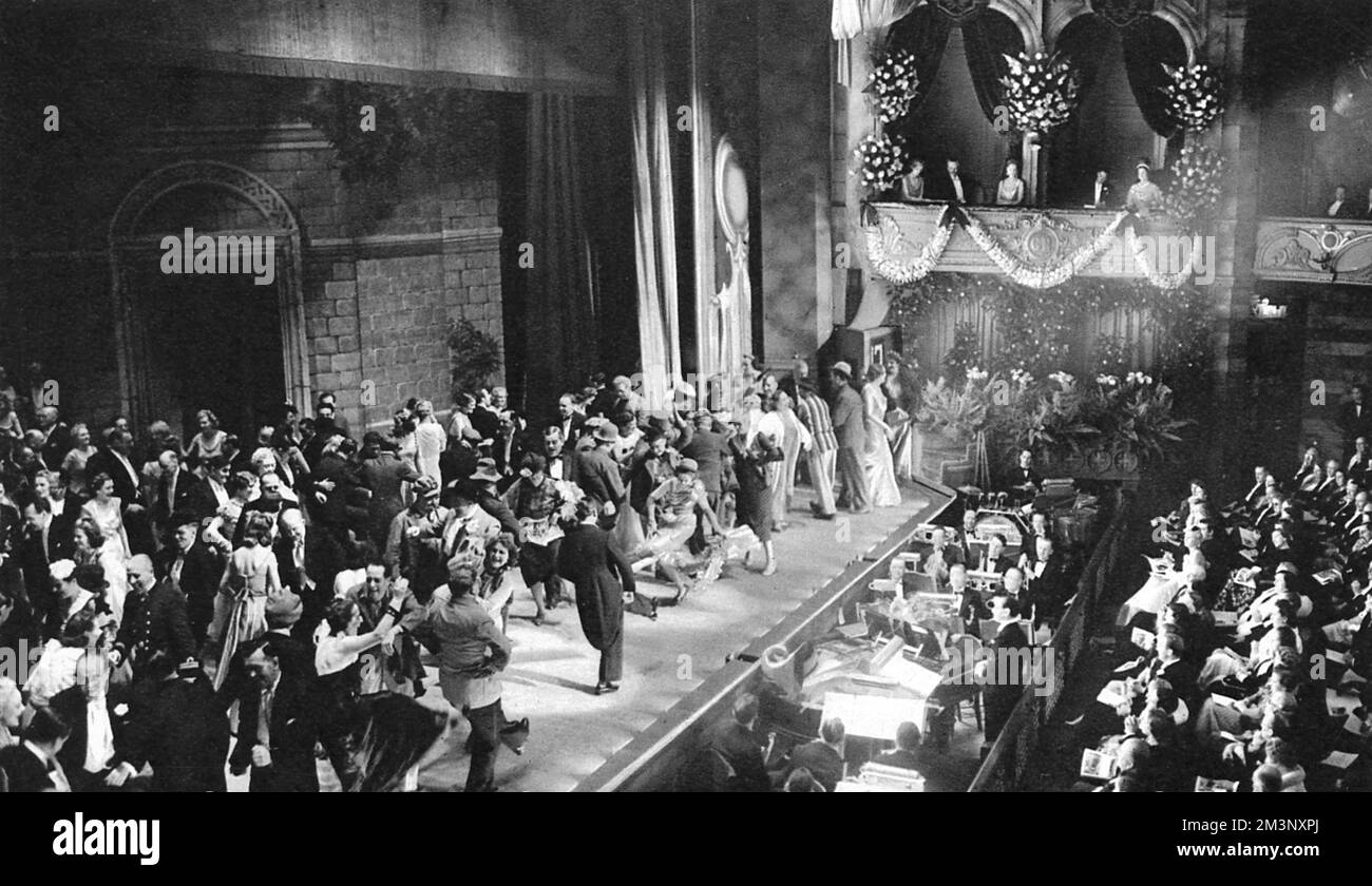 Die Varieté-Vorstellung des Royal Command 1938 im London Coliseum: Das Grand Finale. Die gesamte Firma, geleitet von Lupino Lane, macht den Lambeth Walk, eine beliebte Musical-Nummer. Datum: November 1938 Stockfoto