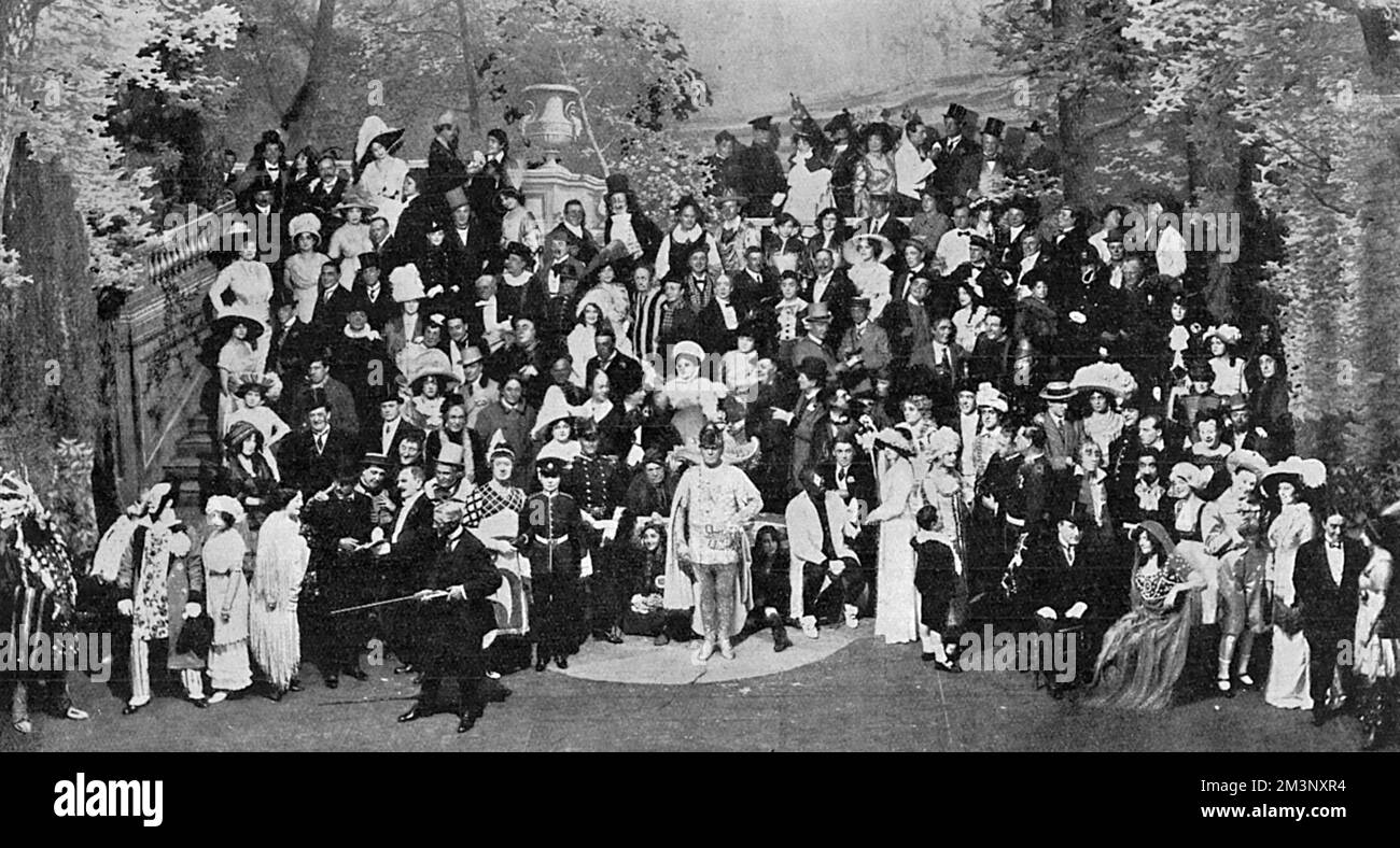 Die Generalprobe für die erste Royal Variety Show im Palace Theatre, 1912, an der viele Prominente teilnahmen. Dieses Foto zeigt „Variety's Garden Party“, in der 150 Mitglieder der Besetzung am Ende des Programms „God Save the King“ sangen. In der Mitte ist Harry Claff als der Weiße Ritter, der den Solo-Teil der Nationalhymne sang. Rechts von ihm sitzt G.H. Chirgwin, und ein wenig links, Miss Vesta Tilley in Militäruniform. Zu den anderen bekannten Künstlern, die am tableau teilnehmen, gehören Miss Victoria Mönche, Miss Peggy Pryde, Miss Vesta Victoria, Mr Stockfoto