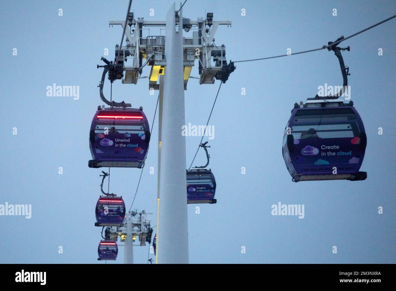 Die Londoner Seilbahn, auch als IFS Cloud Cable Car bekannt, verkehrt auf der anderen Seite der Themse in Greenwich. Aufnahme am 27.. November 2022. © Belinda Jiao jiao. Stockfoto