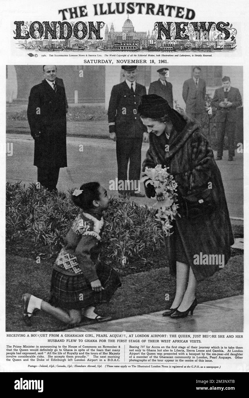 Die Königin erhält einen Blumenstrauß von einem ghanaischen Mädchen, Pearl Acquaye, am Londoner Flughafen, kurz bevor die Königin und der Herzog von Edinburgh nach Ghana geflogen sind, um die erste Phase ihrer westafrikanischen Besuche zu erleben. Datum: 1961 Stockfoto