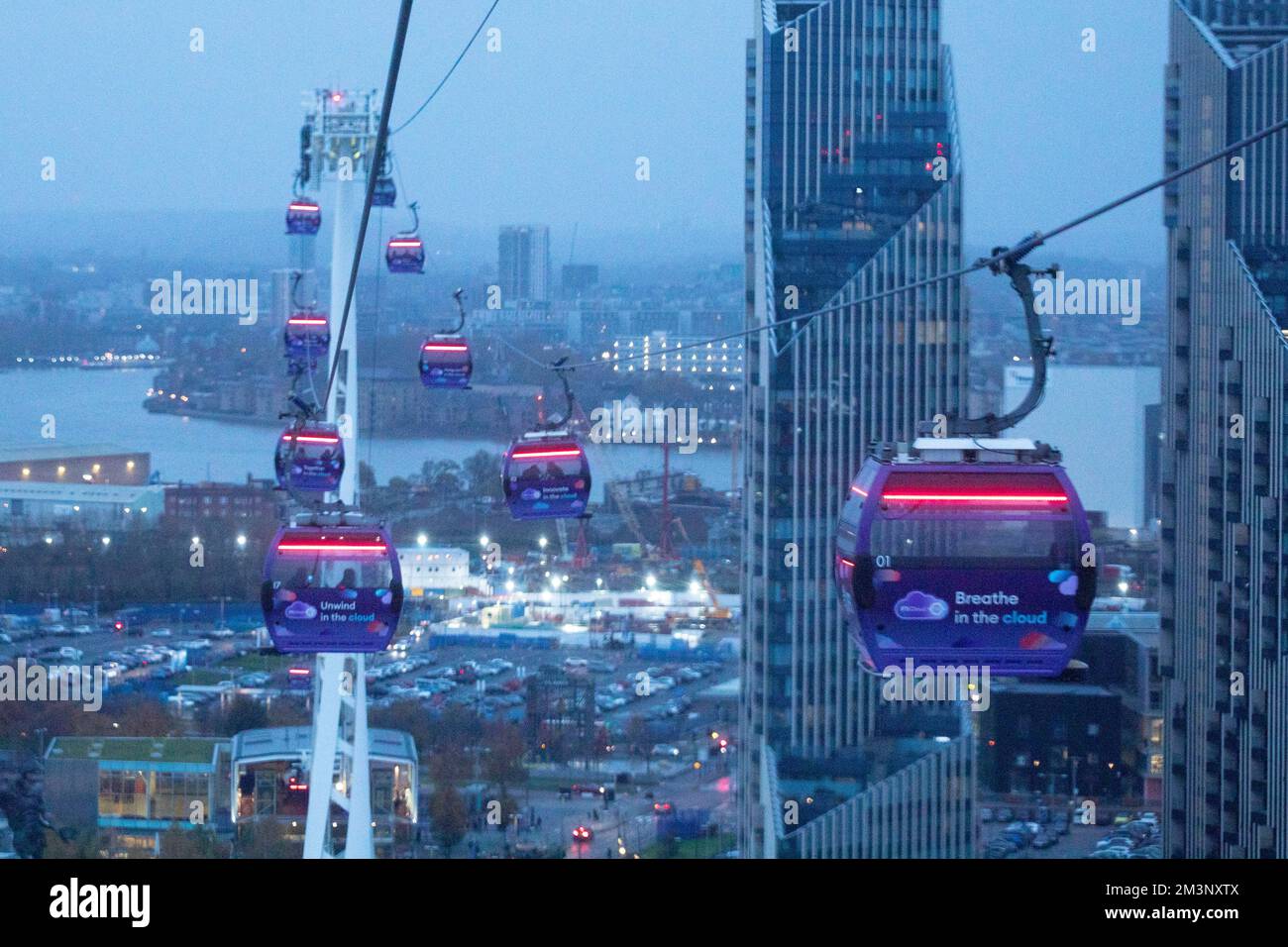 Die Londoner Seilbahn, auch als IFS Cloud Cable Car bekannt, verkehrt auf der anderen Seite der Themse in Greenwich. Aufnahme am 27.. November 2022. © Belinda Jiao jiao. Stockfoto