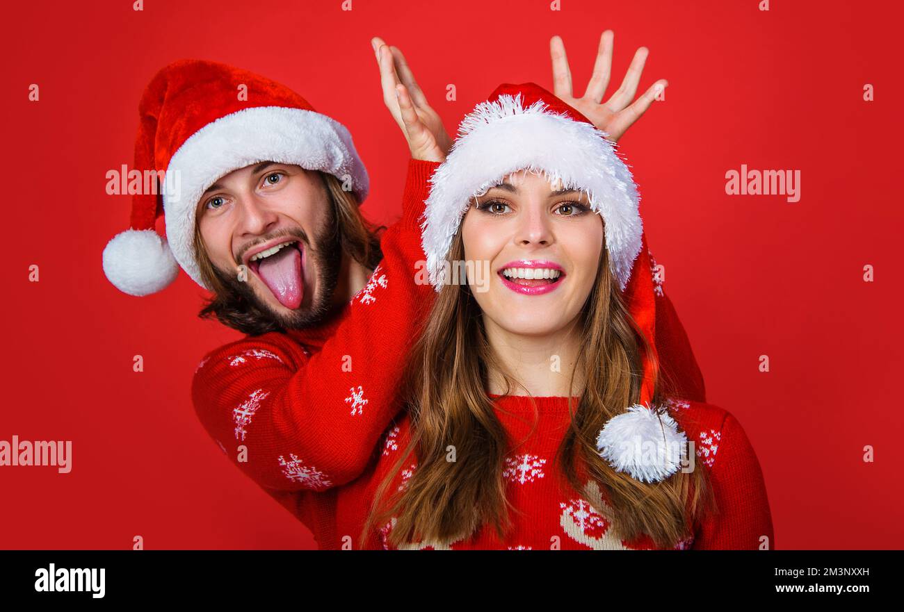 Glückliches Paar in den Weihnachtsferien. Die Familie in Santa hat Spaß. Beziehungen. Emotionen. Stockfoto