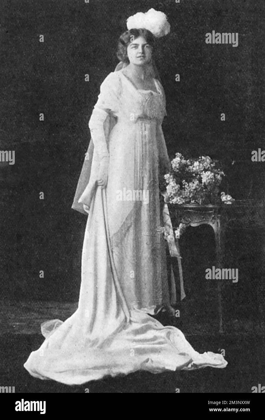 Miss Olwen Lloyd George, einundzwanzig Jahre alte Tochter von David Lloyd George, damals Schatzkanzler und später Premierminister. Am dritten Gericht im Jahr 1913 überreichte ihre Mutter sie in einem wundervollen Kleid mit walisischer Harfe, bestickt in sanften Gold-, Pink- und Grüntönen. Datum: 1913 Stockfoto