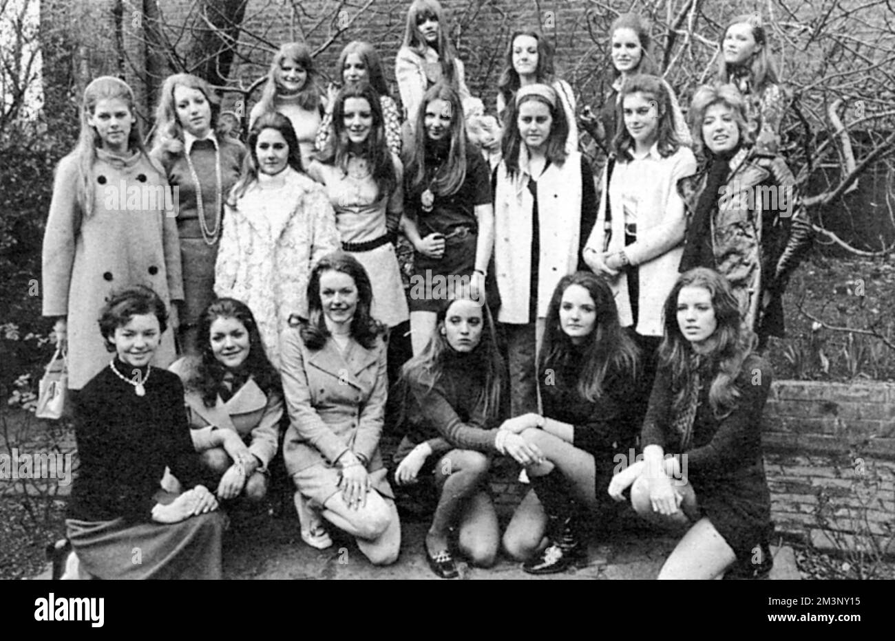 Eine Gruppe von zwanzig Mädchen, die aus 200 hoffnungsvollen Personen ausgewählt wurden, um an der Eröffnungsveranstaltung der Londoner Saison teilzunehmen, der Berkeley Dress Show (früher Berkeley Debutante Dress Show), die im April 1970 stattfindet. Datum: 1970 Stockfoto