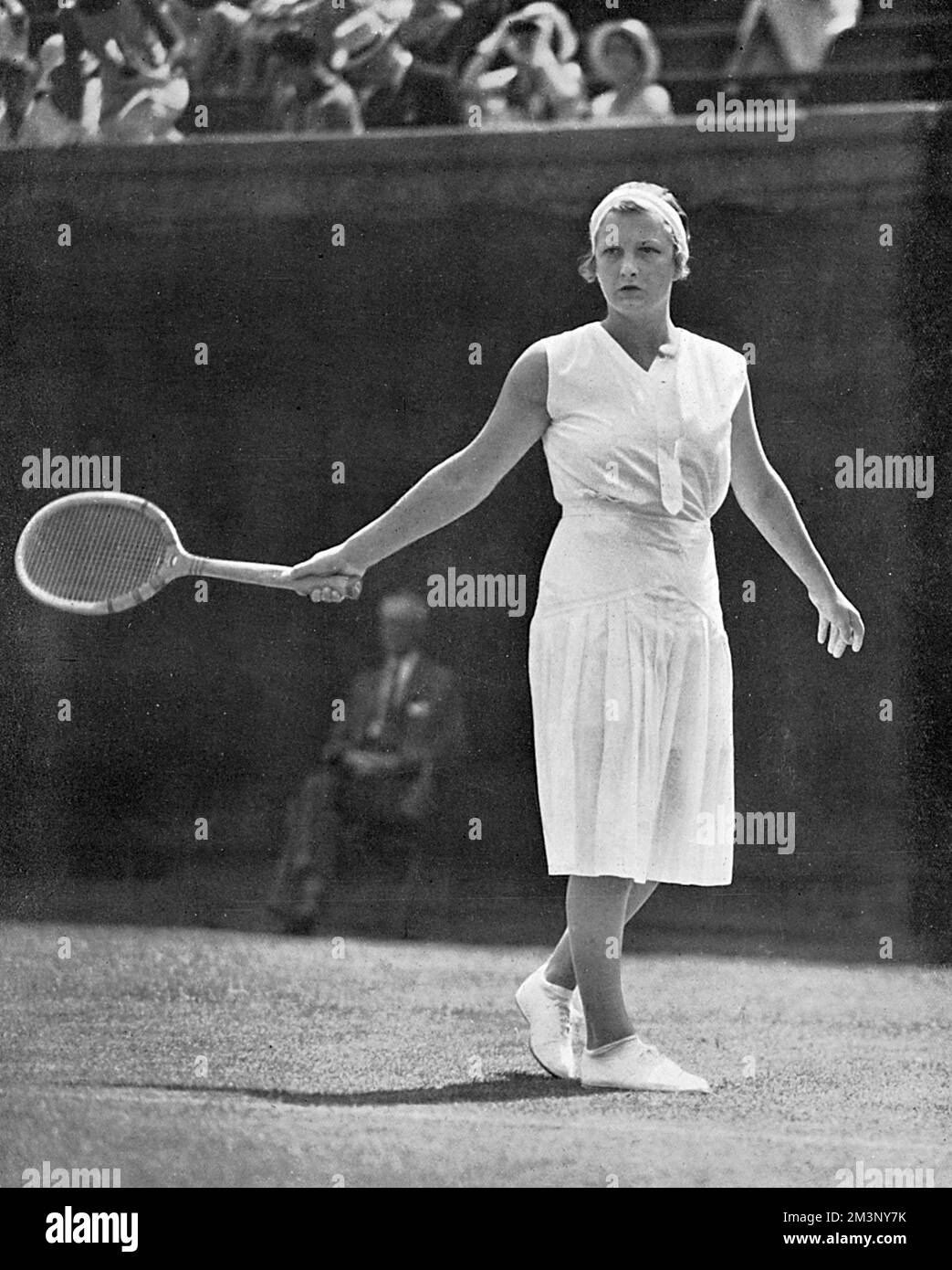 Helen Hull Jacobs (6. August, 1908. Juni 2, 1997), weltweit Nr. 1 amerikanische Tennisspielerin, die zehn Grand-Slam-Titel gewann. Abbildung: Gewinner des Finales der United States Women's Singles Championship in Forest Hills im Jahr 1932. Datum: 1932 Stockfoto