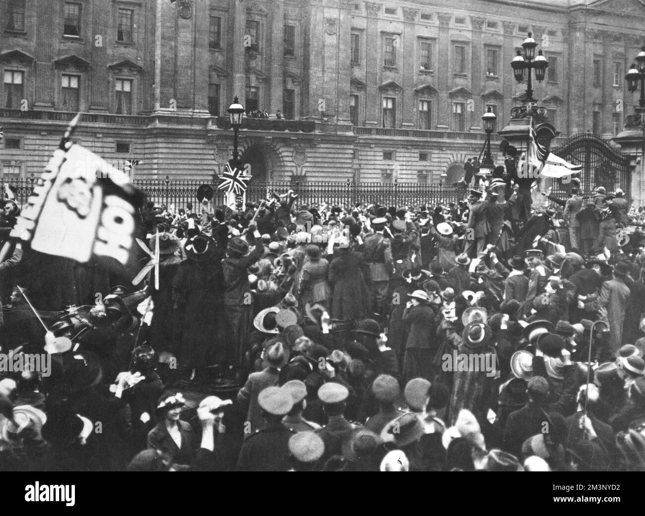 Menschenmenge am Tag des Waffenstillstands vor dem Buckingham Palace, 1918 Stockfoto